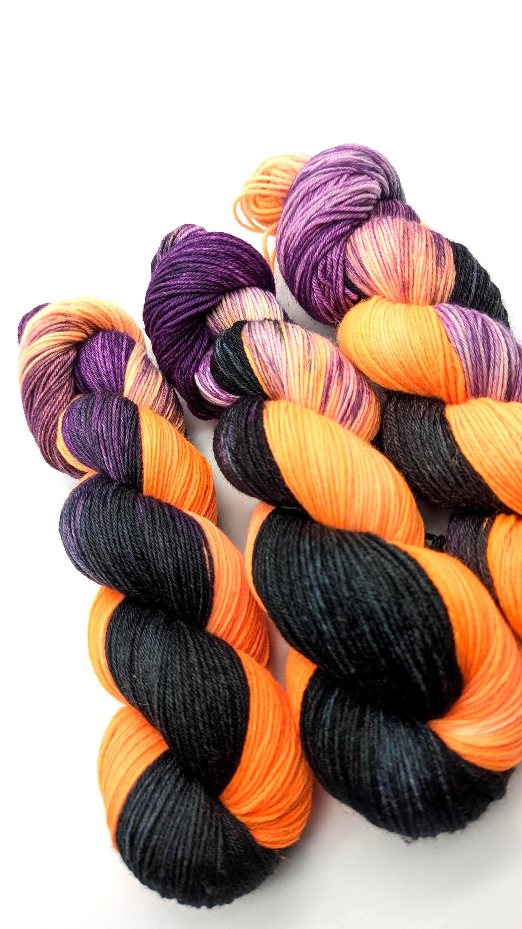 Handgefärbte Sockenwolle 4 fach High Twist 100g/400m Merino extrafine - "Halloween Night" Orange neon