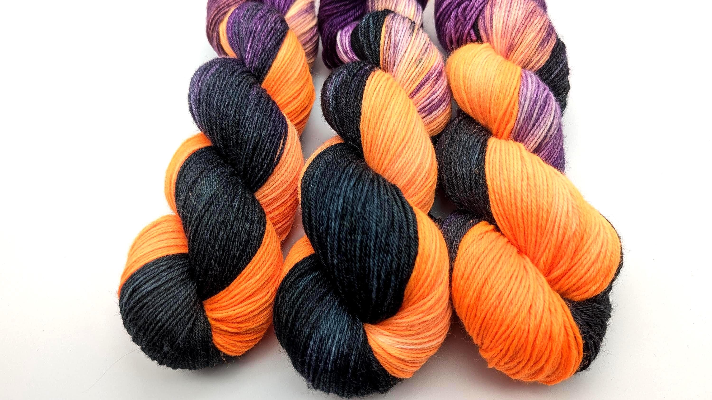 Handgefärbte Sockenwolle 4 fach High Twist 100g/400m Merino extrafine - "Halloween Night" Orange neon