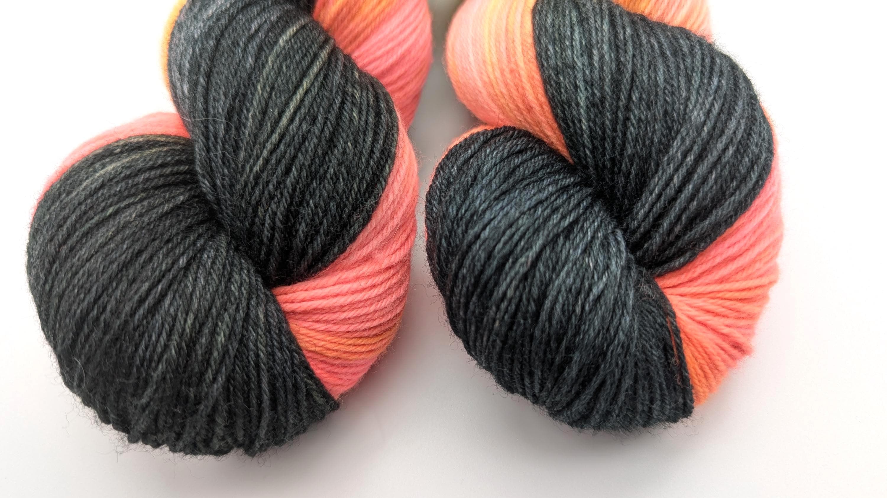 Handgefärbte Sockenwolle 4 fach High Twist 100g/400m Merino extrafine "Forever Pink" pink schwarz