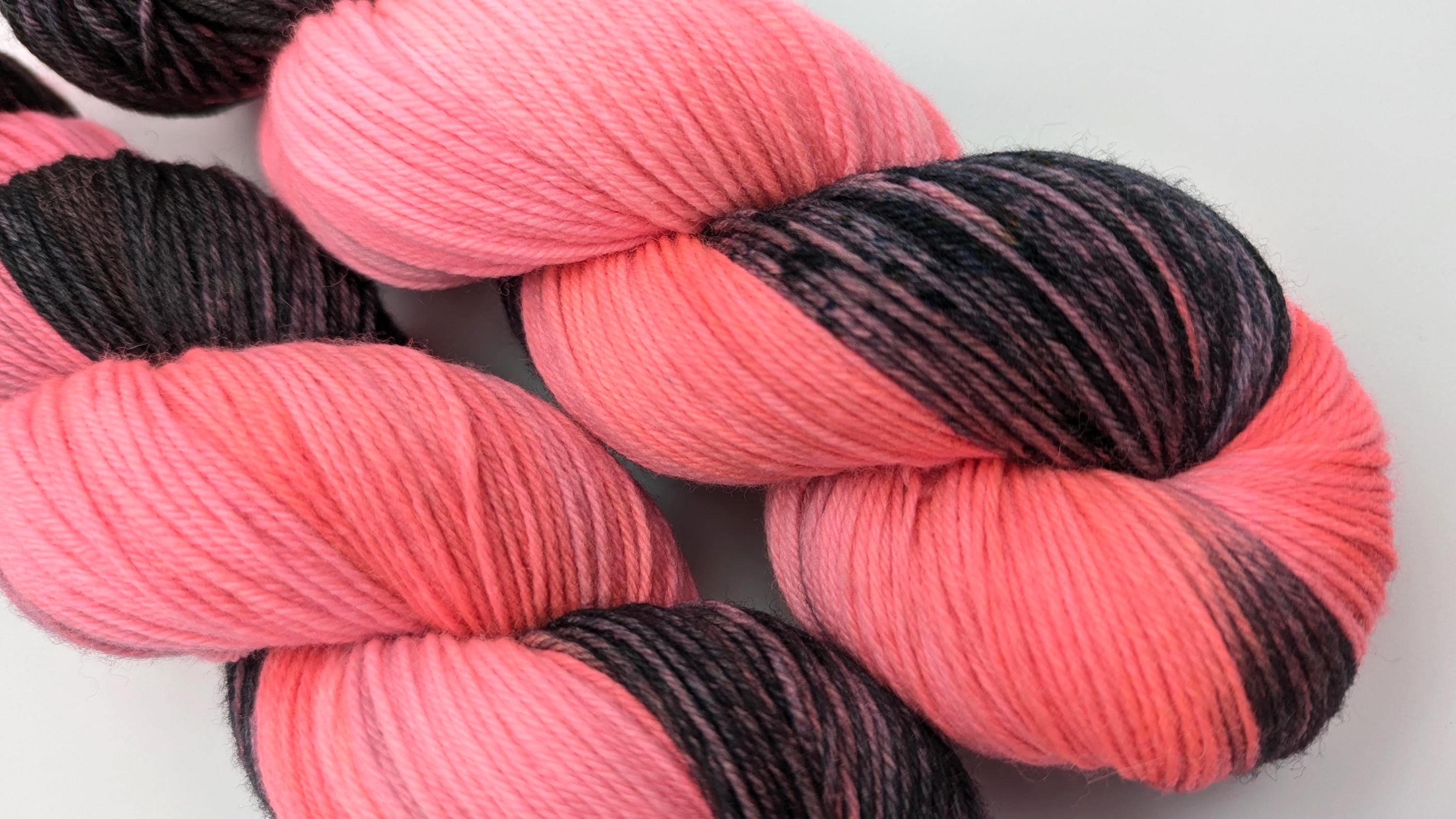 Handgefärbte Sockenwolle 4 fach High Twist 100g/400m Merino extrafine "Forever Pink" pink schwarz