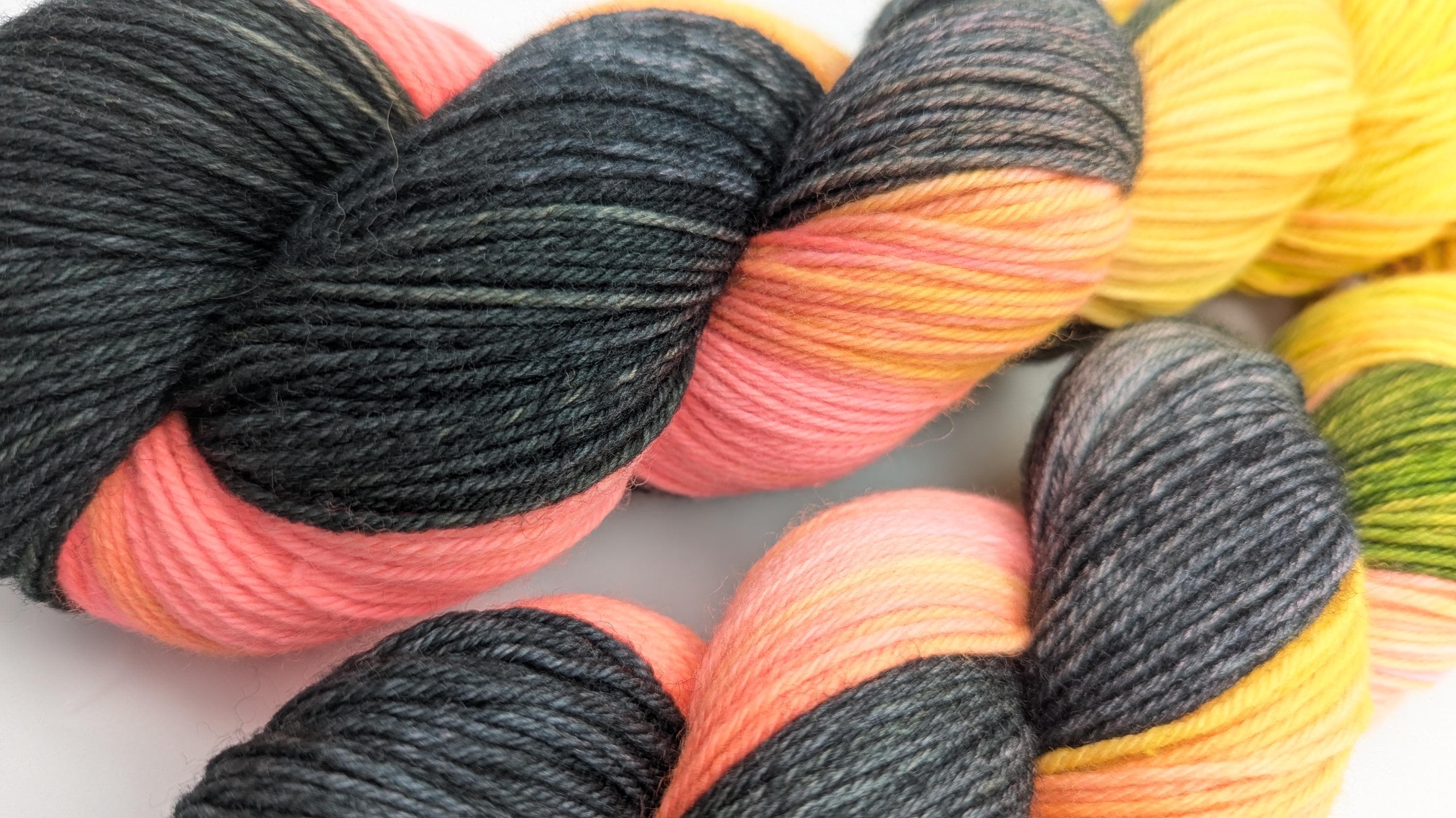 Handgefärbte Sockenwolle 4 fach High Twist 100g/400m Merino extrafine "Süßes oder Saures" pink schwarz gelb