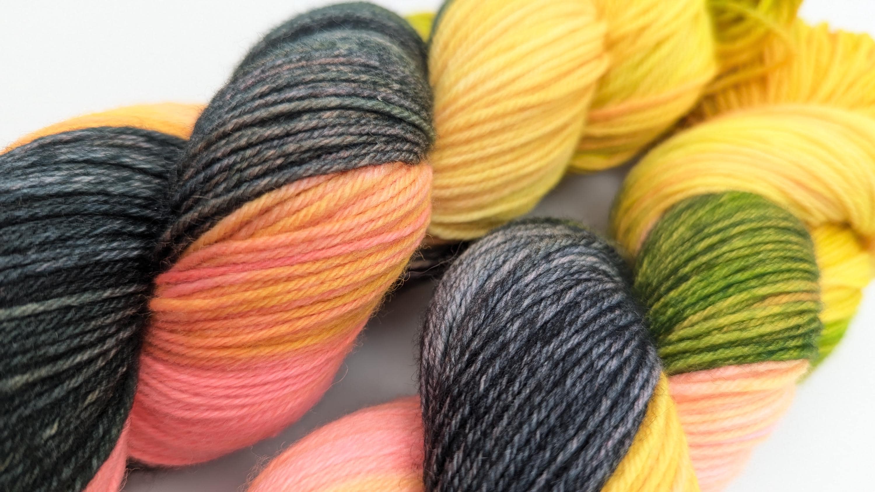 Handgefärbte Sockenwolle 4 fach High Twist 100g/400m Merino extrafine "Süßes oder Saures" pink schwarz gelb