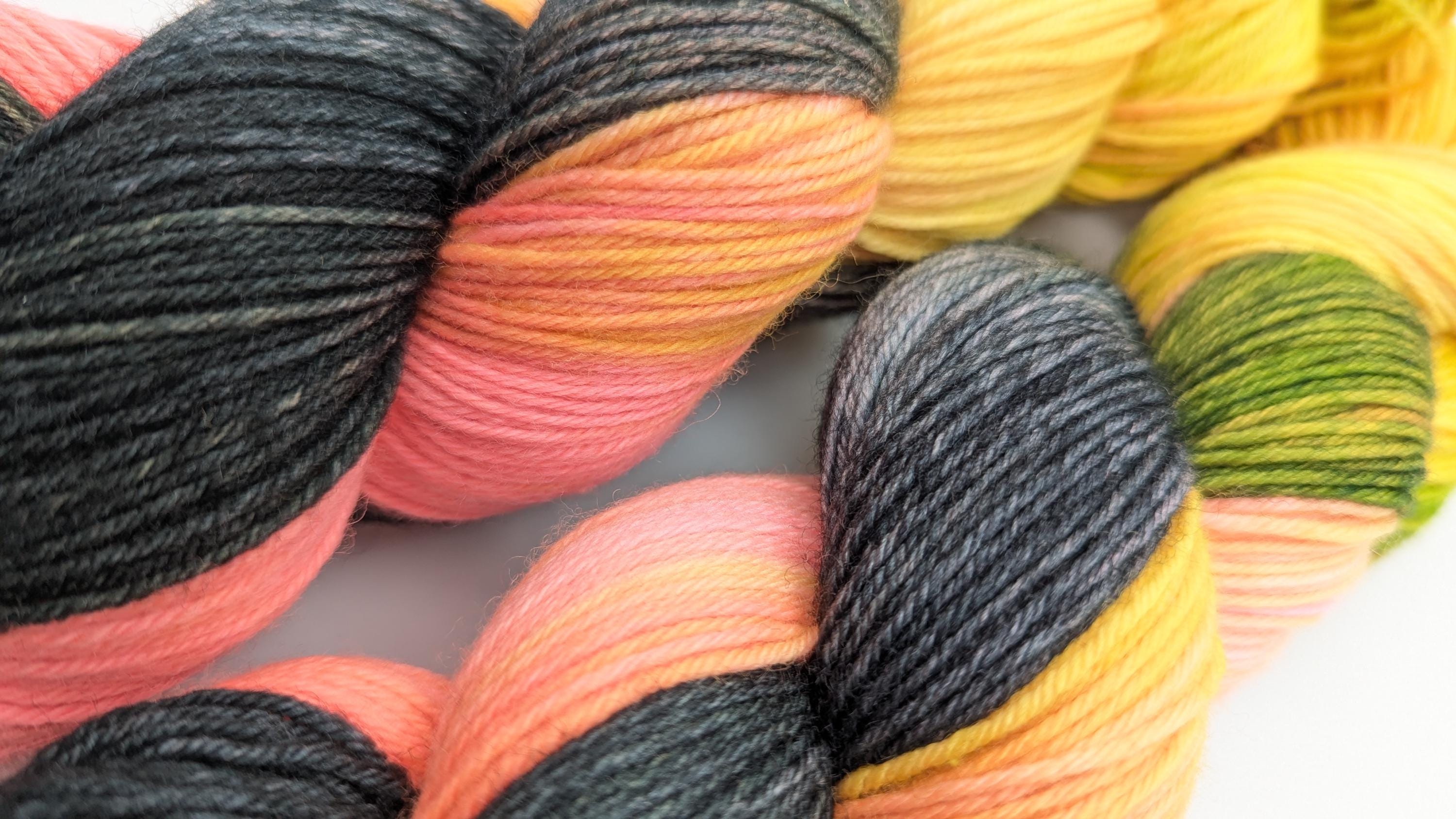 Handgefärbte Sockenwolle 4 fach High Twist 100g/400m Merino extrafine "Süßes oder Saures" pink schwarz gelb