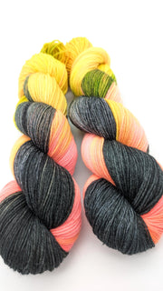 Handgefärbte Sockenwolle 4 fach High Twist 100g/400m Merino extrafine "Süßes oder Saures" pink schwarz gelb